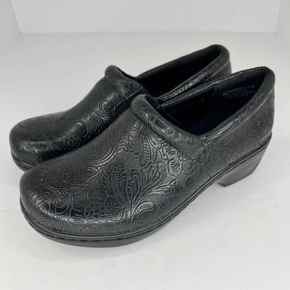 Yuu Womens  Bethanee Black Paisley Tooled Vegan Comfort Slip-On Size 6.5 M Clogs